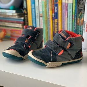 Two Pairs of Sz 10 Shoes: Plae & Toms
